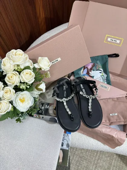 미우미우 24 리비에르 플립토 라인스톤 샌들 94103
