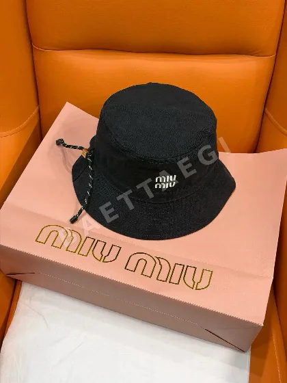 미우미우 블랙 자수 드로스트링 버킷햇 81338