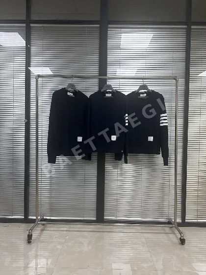 톰브라운 남성 네이비 크루넥 긴팔 니트 126372