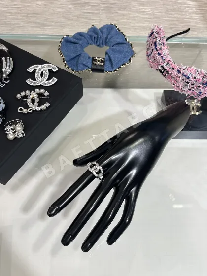 샤넬 크리스탈 더블 C 실버 반지 65960