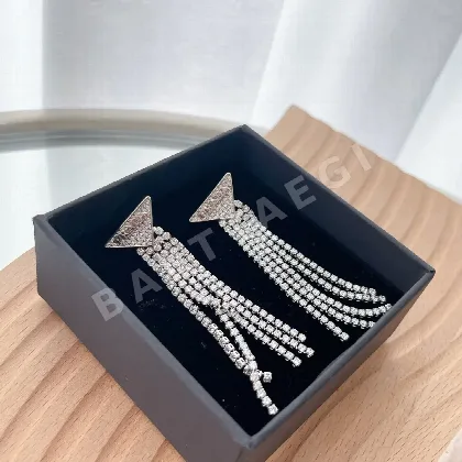 프라다 라인스톤 삼각형 태슬 귀걸이 71519