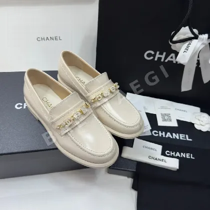 샤넬 메티에다르 체인 장식 로퍼 93924