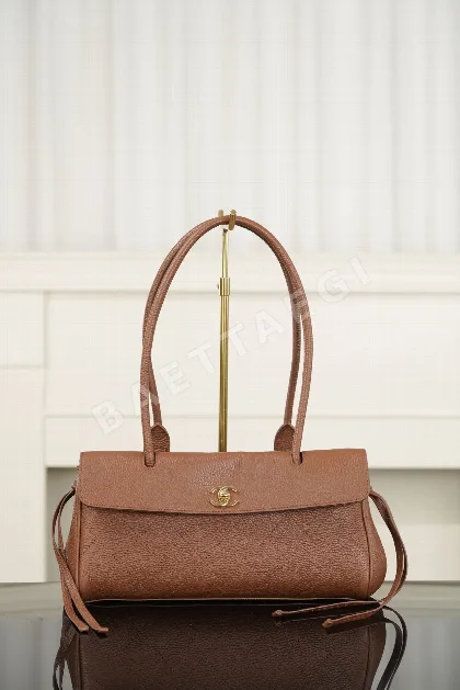 샤넬 카라멜 페블드 소가죽 바게트백 86790