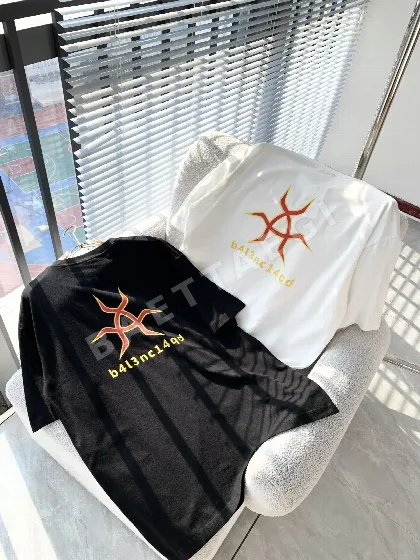 발렌시아가 여성 라운드넥 반팔 티셔츠 88690