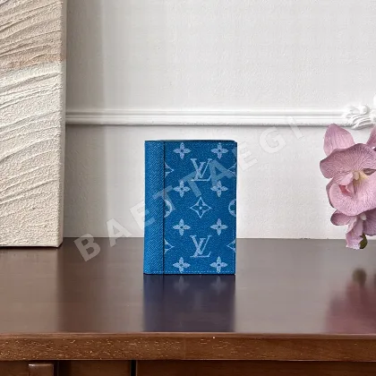 루이비통 연파랑 여권 지갑 M31030