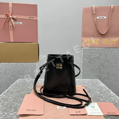 미우미우 페이던트 블랙 오일 왁스 가죽 버킷백 68286