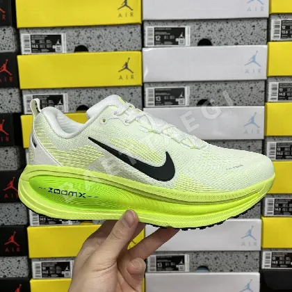 나이키 줌 보메로 18 HM6803-100 201092 Nike Zoom Vomero 18