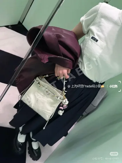 프라다 레터 포켓 크루넥 여성 반팔 티셔츠