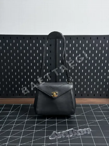 샤넬 26a 검은색 봉투 가방 143464