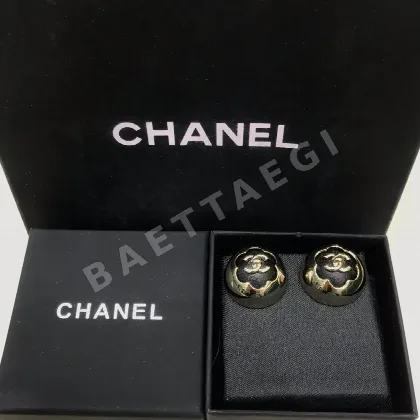샤넬 카멜리아 골드 더블 C 귀걸이 69054