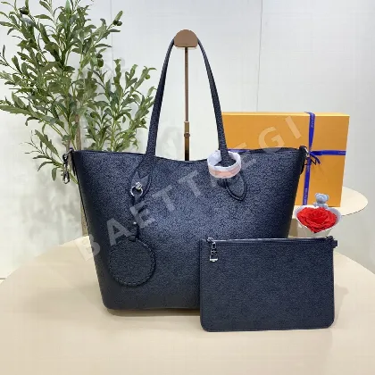 루이비통 블로썸 라지 마히나 퍼포레이티드 송아지가죽 토트백 M21851