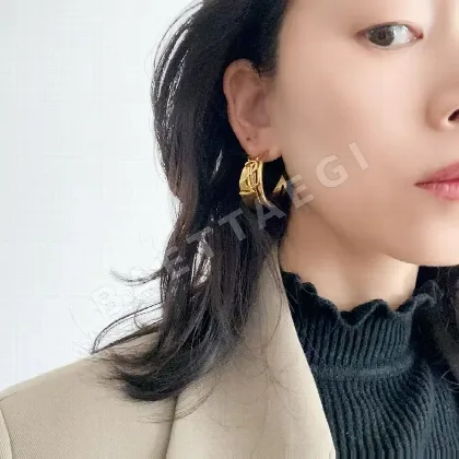 생로랑 황동 금속 질감 귀걸이 65440