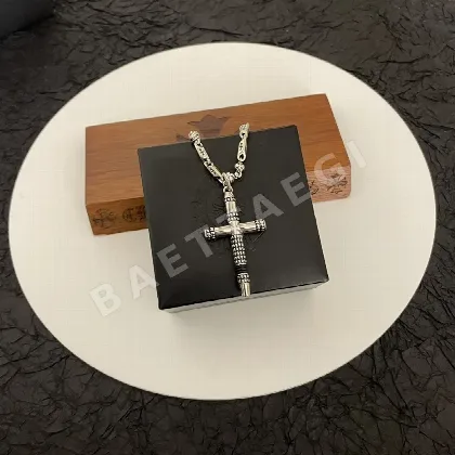 크롬하츠 레트로 다이아몬드 크로스 목걸이 126772