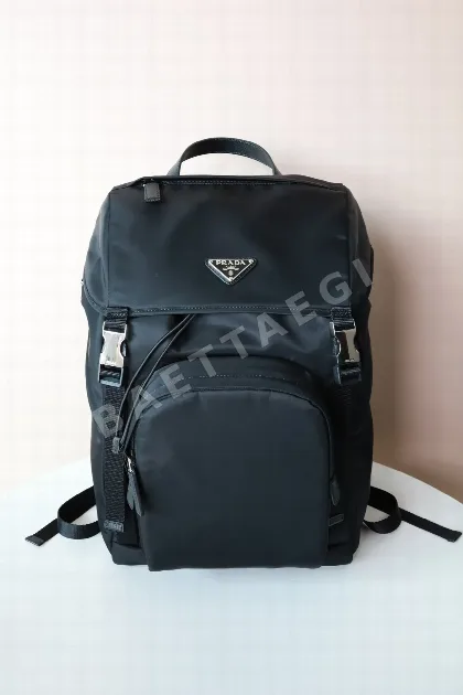 프라다 뉴 삼각 로고 백팩 2VZ135