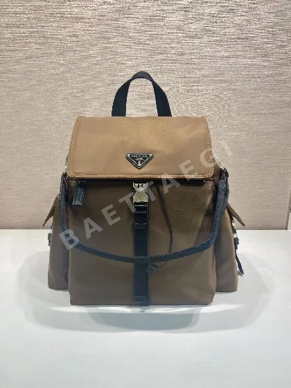 프라다 Explore 멀티포켓 나일론 백팩 2VZ118