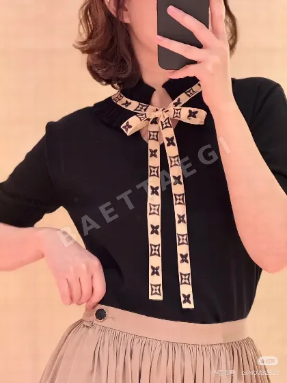 루이비통 레이스 스탠드카라 리본 울 반팔 탑 52051