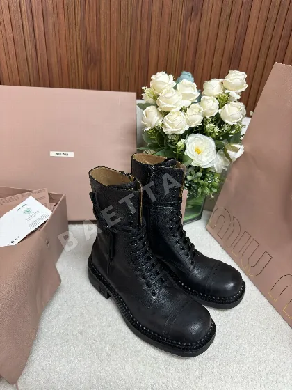 미우미우 레이스업 소가죽 앵클 부츠 93859
