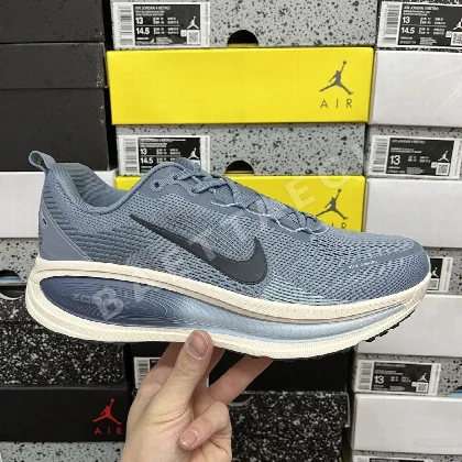 나이키 줌 보메로 18 HM6803-402 201109 Nike Zoom Vomero 18