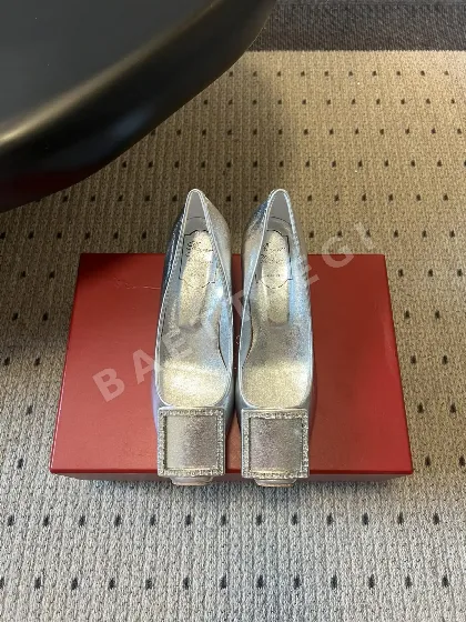 로저비비에 스퀘어 버클 새틴 청키 힐 신발 17160