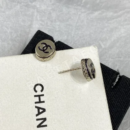 샤넬 더블 C 로고 에나멜 스터드 귀걸이 158734