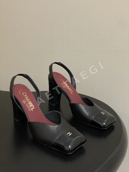 샤넬 더블 C 버클 청키힐 오픈백 하프문 스퀘어토 샌들 105073