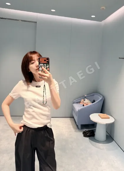 미우미우 레이스 트림 오프숄더 크롭 반팔 티셔츠 101636