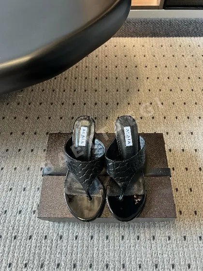 알라이아 미드힐 플립플롭 샌들 99510
