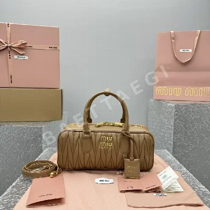 미우미우 램스킨 플리츠 볼링백 68297
