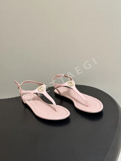 루이비통 LV Vibe 메탈 버클 비치 샌들 112971
