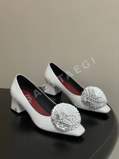 샤넬 카멜리아 백스트랩 플랫 샌들 104950