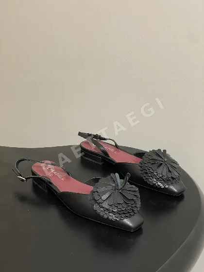 샤넬 카멜리아 백스트랩 메리제인 플랫 슈즈 104969