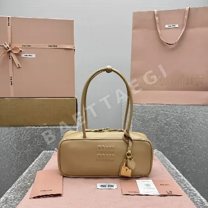미우미우 살구색 천연가죽 롱핸들 핸드백 68515