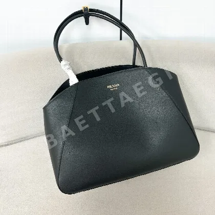 프라다 금장 로고 대형 토트백 1BG510