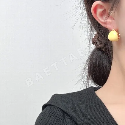 미우미우 에나멜 장식 귀걸이 60947