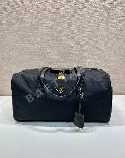 프라다 가죽 디테일 슬롯 포켓 여행 가방 1BB135