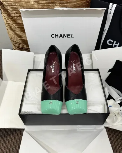샤넬 스퀘어 토 더블 C 장식 여성 구두 112960