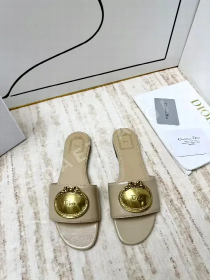 디올 골드 버클 레트로 샌들 104814