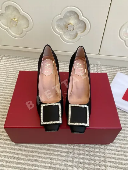 로저비비에 라인스톤 버클 스퀘어 토 하이힐 17224