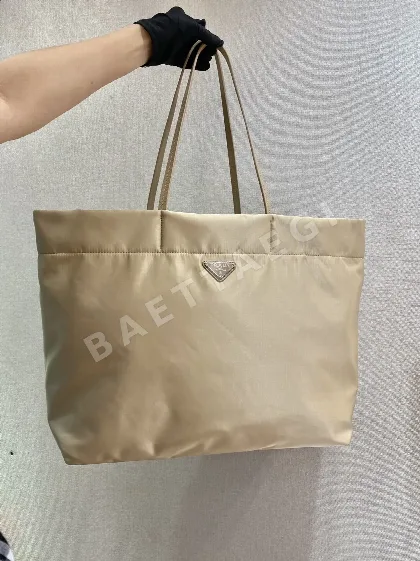 프라다 리사이클 나일론 토트백 1BG107