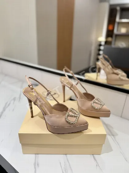 발렌티노 V 버클 뾰족코 하이힐 샌들 134638
