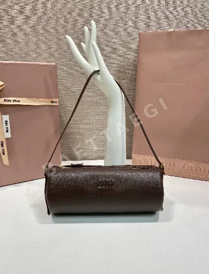 미우미우 나파 가죽 숄더 파우치 5NE851 67106