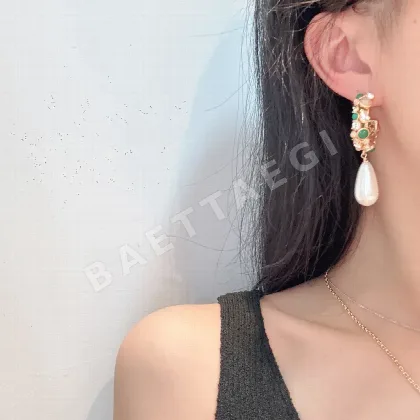 생로랑 더블 C 블랙 에나멜 크리스탈 스터드 귀걸이 65372