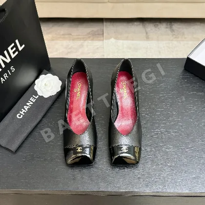 샤넬 더블 C 스티치 스퀘어토 오픈백 샌들 98606