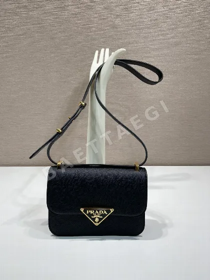 프라다 삼각 퀼팅 카프스킨 숄더백 1BD320