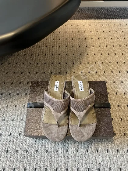 알라이아 플랫 샌들 99505