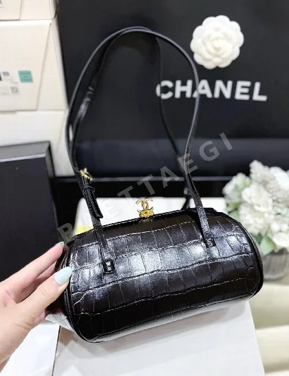 샤넬 제니 한정판 악어 자수 메이크업 백 AP5360