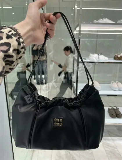 미우미우 램스킨 만두 주름 핸드백 68095
