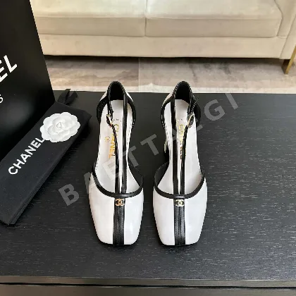 샤넬 더블 C 메탈 버클 오픈 토 샌들 98457