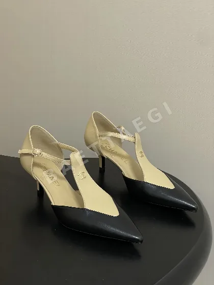 샤넬 투톤 포인티드 토 오픈토 하이힐 샌들 105082