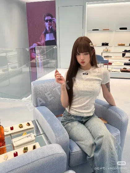 미우미우 마이크로 로고 플라워 프린트 반팔 티셔츠